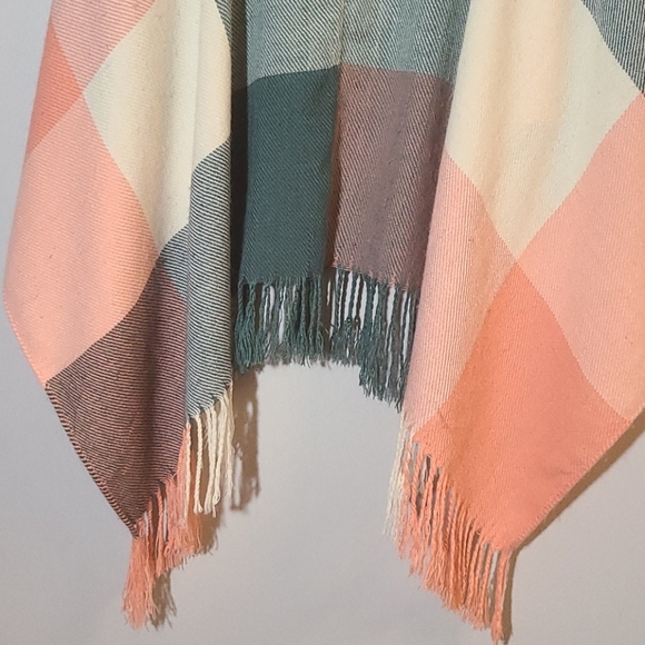 Poncho - Picture 5 of 8